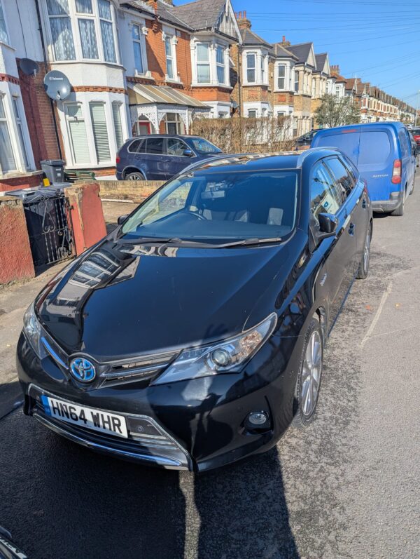 Toyota Auris 2015 Hybrid - Image 2